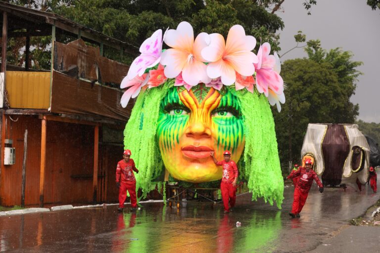 Festival de Parintins 2025: Bois Caprichoso e Garantido realizam últimos traslados das alegorias