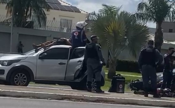 VÍDEO: motociclista é arremessado sobre carro ao colidir em avenida movimentada de Manaus