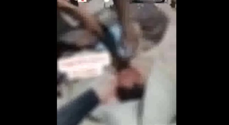 Criminosos exibem cabeça de homem em vídeo - (Foto: Reprodução/WhatsApp).