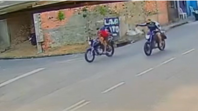 Câmera registra assassinato de pai e filho pequeno em Manaus - (Foto: Reprodução/WhatsApp).
