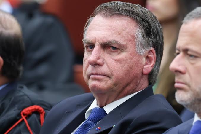 Bolsonaro explica porque não passou faixa presidencial a Lula: "Não ia me submeter à maior vaia da história"