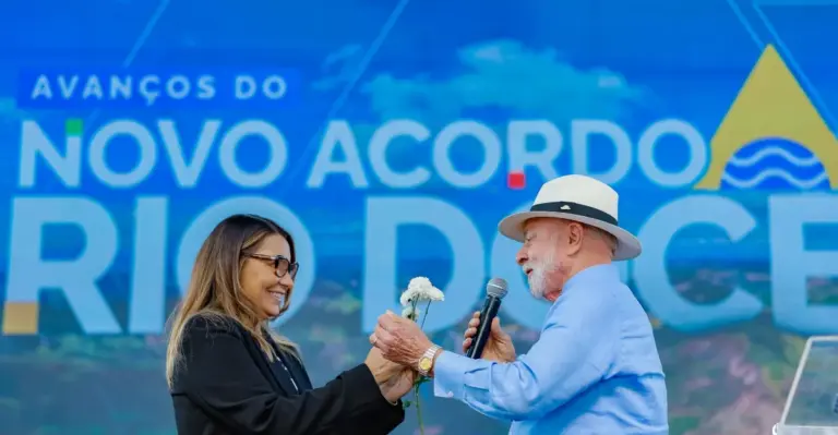 No Dia dos Namorados, Lula dá flor a Janja e brinca: "É singela, estou sem dinheiro"