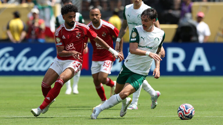 Maurício, da SE Palmeiras, disputa bola com o jogador do Al Ahly SC - (Foto: Cesar Greco/Palmeiras).