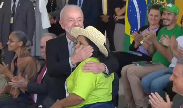 VÍDEO: Mulher dribla segurança e invade palco para abraçar Lula durante evento no Planalto