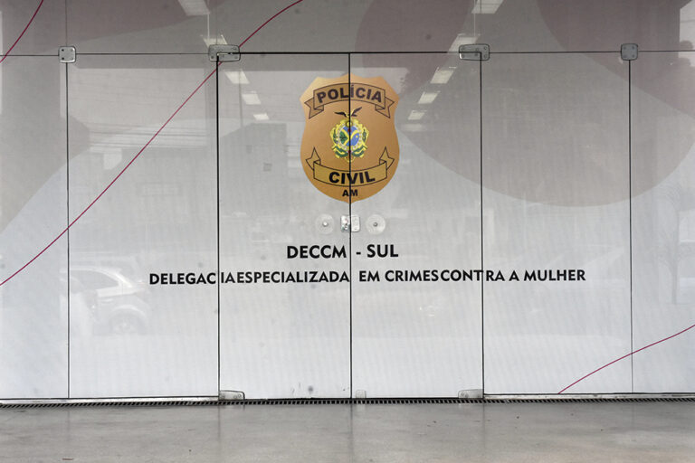 Homem é preso suspeito de perseguir e enviar mais de 100 mensagens para ex em Manaus