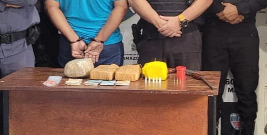 Homem é preso com cocaína, arma e mais de R$ 3 mil em Maraã