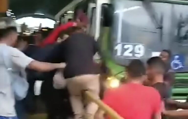 VÍDEO: Suspeito de furto é espancado por populares no Terminal 2, em Manaus
