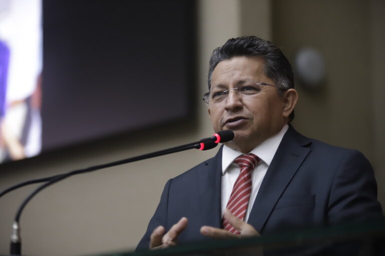 BR-319: "Vamos derrubar o veto", diz Sinésio Campos após conversa com Omar Aziz sobre decisão de Lula