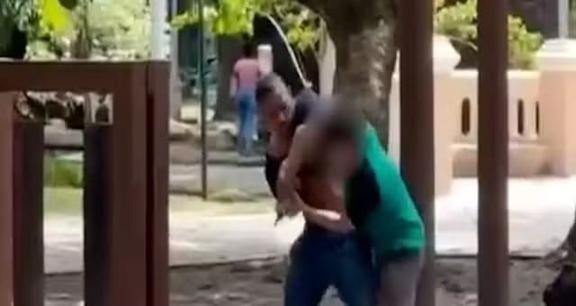 VÍDEO: jovem reage a assalto e luta com criminoso armado em praça de Belém