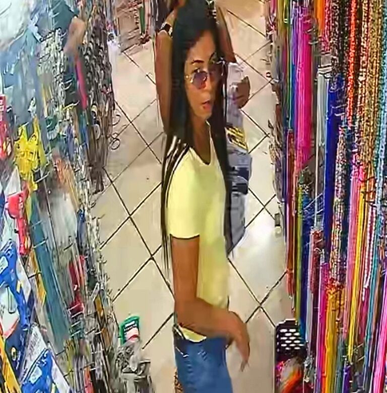 VÍDEO: Mulher é flagrada ao furtar produtos de loja no Centro de Manaus