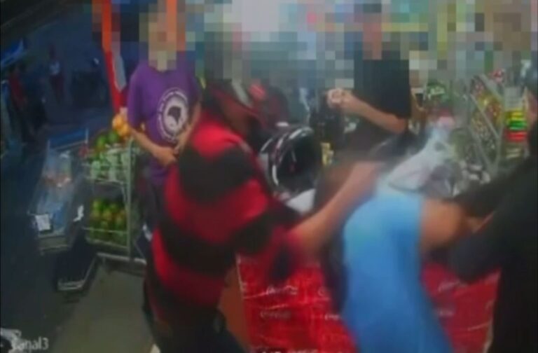VÍDEO: Dupla assalta mercadinho e agride mulher em Manaus