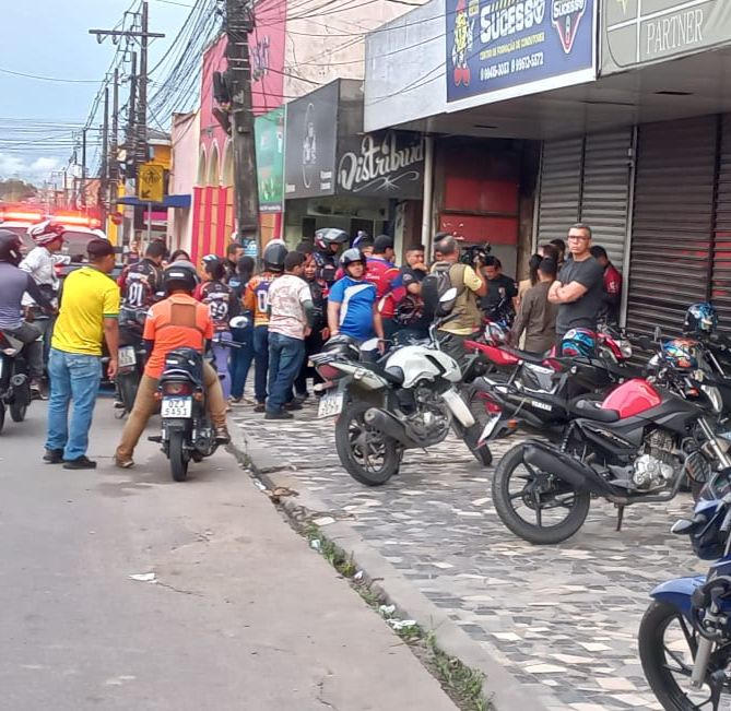 Motociclista de app morre após bater em mureta em grave acidente em Manaus