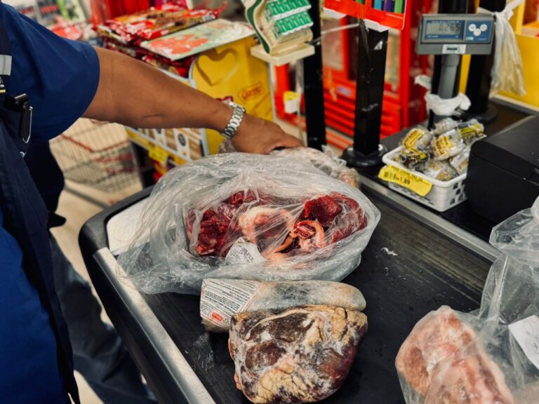 Supermercado de Manaus é autuado por alimento improprio