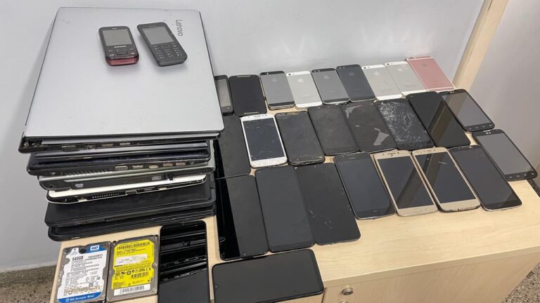 Celulares roubados são apreendidos durante operação policial no Centro de Manaus