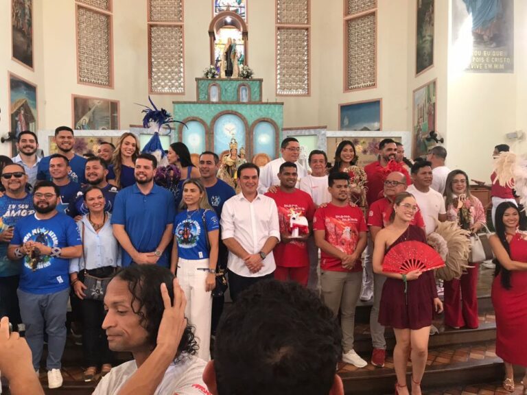 Em gesto de fé, Caprichoso e Garantido se unem na Catedral de Parintins para celebrar Nossa Senhora do Carmo