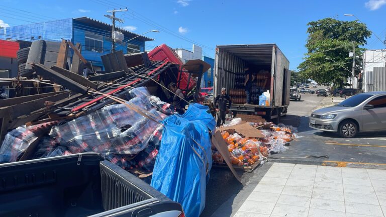 Caminhão tombado gerou engarrafamento - (Foto: Reprodução).