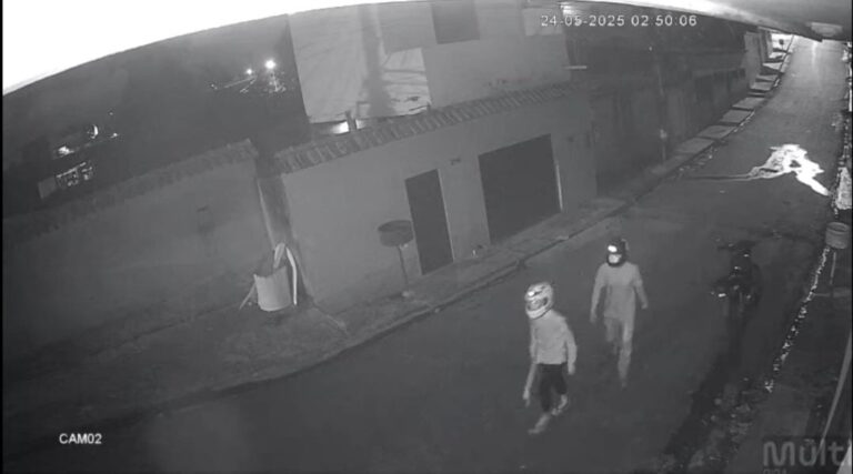 Câmeras flagram furto de duas motos em garagem no bairro Redenção, em Manaus