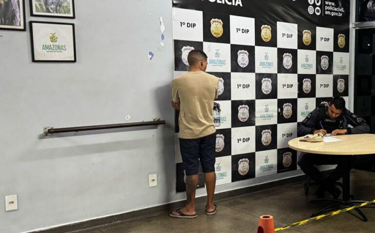 Homem é flagrado com arma falsa após denúncias de assalto no Centro de Manaus