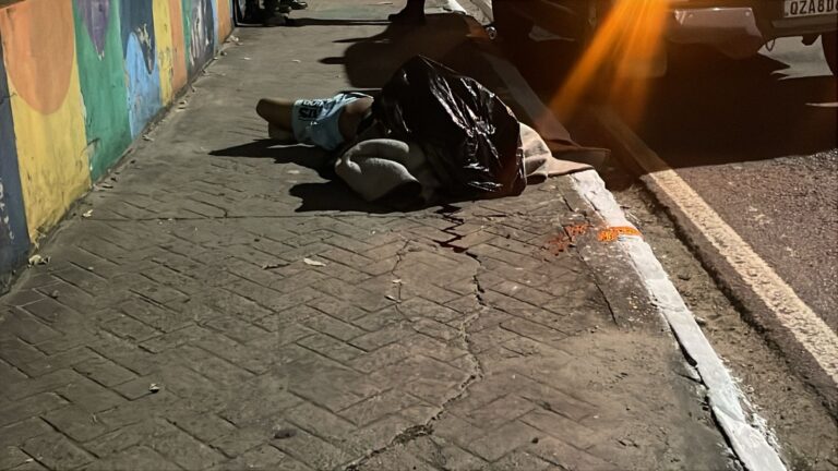 Com saco na cabeça, homem é jogado de carro e morto a tiros em Manaus