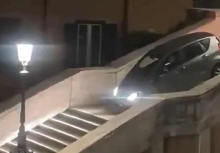 VÍDEO: italiano de 80 anos desce de carro em escadaria de praça e fica preso entre degraus