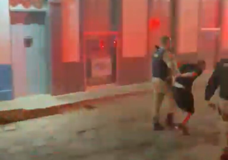 VÍDEO: Homem ateia fogo em agência bancária e depois ajuda a apagar incêndio em Minas Gerais