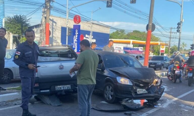 Acidente entre dois veículos trava trânsito na Ponta Negra em Manaus