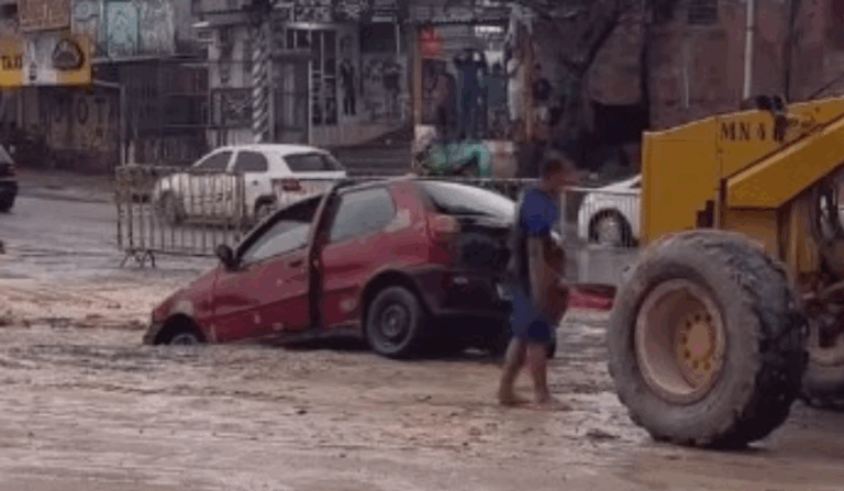 Veículos e ciclista caem em cratera aberta durante temporal na zona Leste de Manaus
