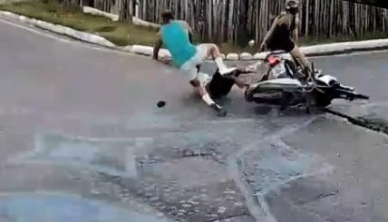 VÍDEO: acidente entre motos deixa homem ferido em Parintins, no Amazonas