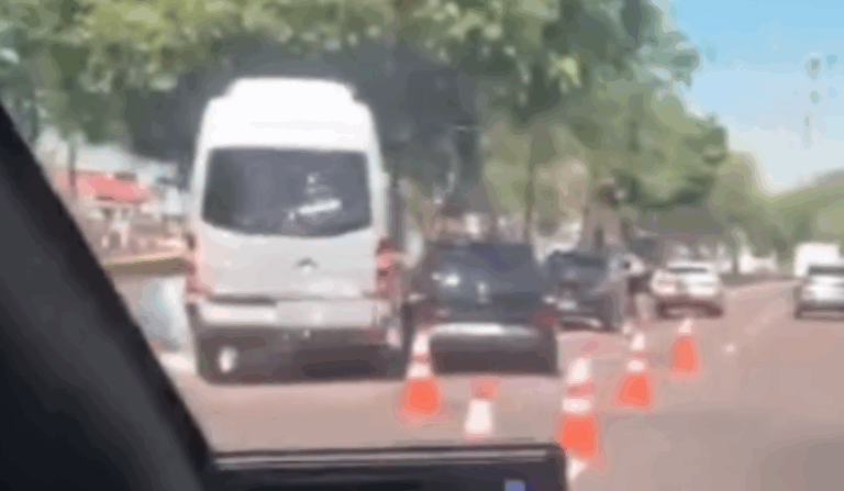 Veiculo colide contra mureta.