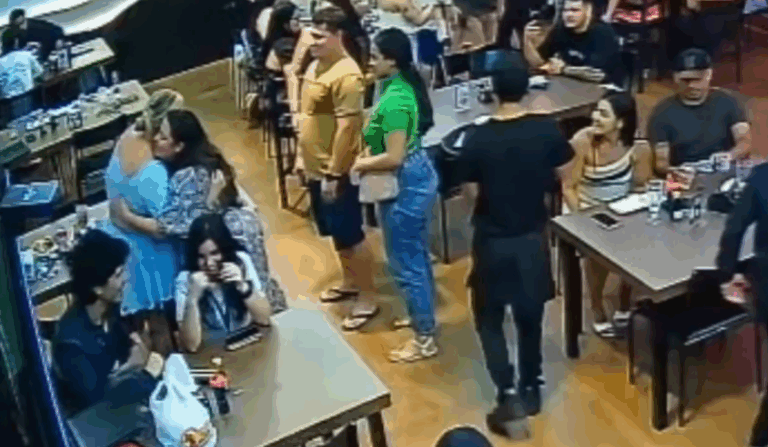 VÍDEO: Cliente comemora aniversário sozinha e recebe surpresa emocionante em restaurante de Manaus