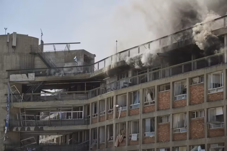 Irã lança míssil em hospital israelense e deixa 40 feridos, segundo site