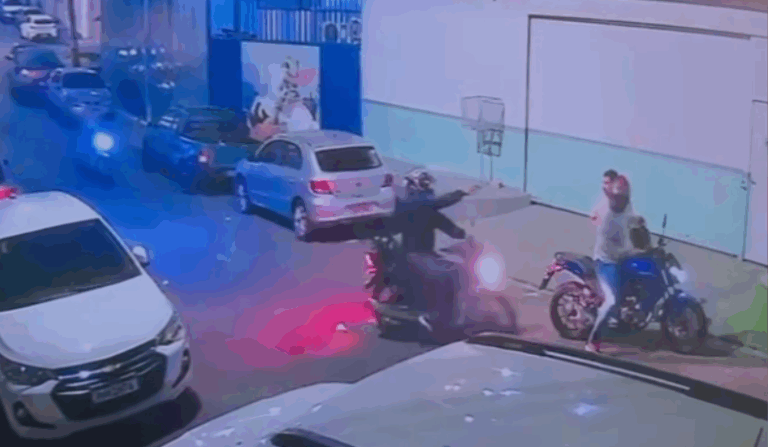 VÍDEO: Criminosos armados rendem motociclista de app e passageiro em Manaus