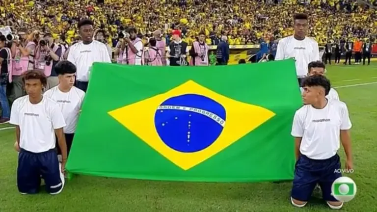 Bandeira do Brasil “perde estrelas” em cerimônia de abertura de jogo contra o Equador e vira meme