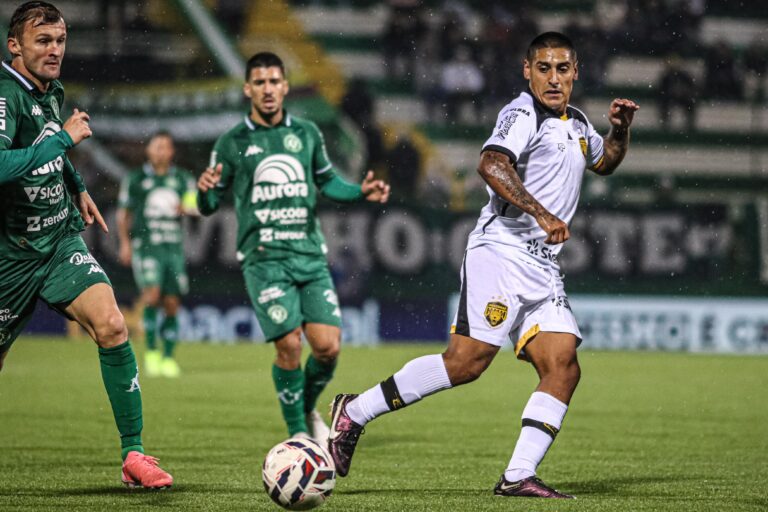 Amazonas perde para Chapecoense e afunda na Série B
