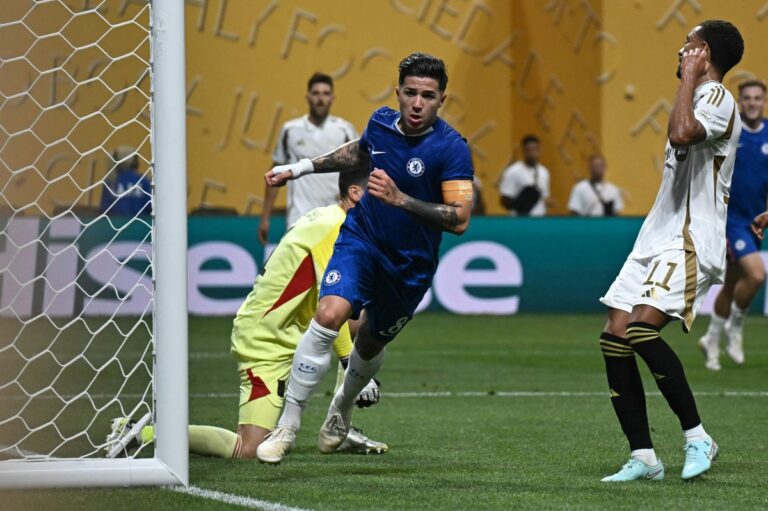 Enzo Fernandez, do Chelsea, comemora seu gol contra Los Angeles FC (Foto: Paul Ellis/AFP)