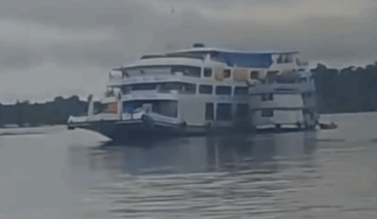 Tempestade faz embarcação encalhar por mais de 24h no AM