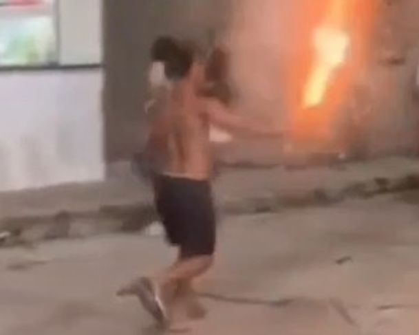 IMAGEM FORTE: artefato pirotécnico explode e deixa homem sem dedo em festa de São João IMAGEM FORTE: artefato pirotécnico explode e deixa homem sem dedo em festa de São João