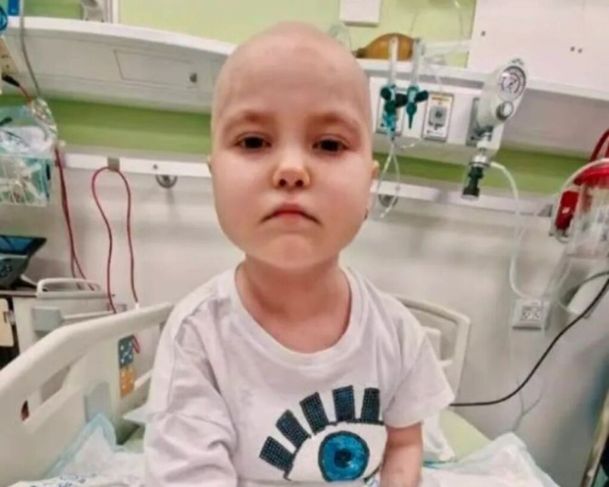 Menina que recebia tratamento contra o câncer em Israel morre durante bombardeios em Tel Aviv.
