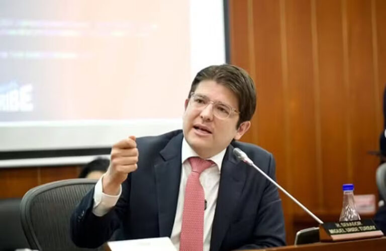 Pré-candidato à Presidência da Colômbia baleado não responde a tratamento: Estado segue crítico