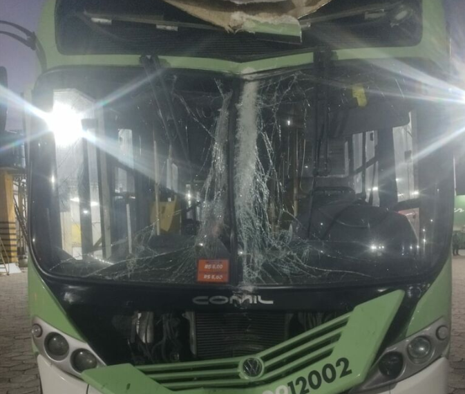 Motorista bate ônibus em poste após dormir ao volante em Manaus