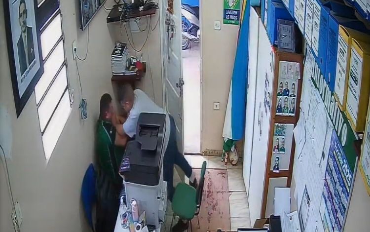 Professor em fúria esfaqueia diretor da escola estadual.