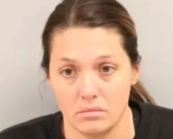 Professora é presa acusada de ter filho com adolescente de 13 anos