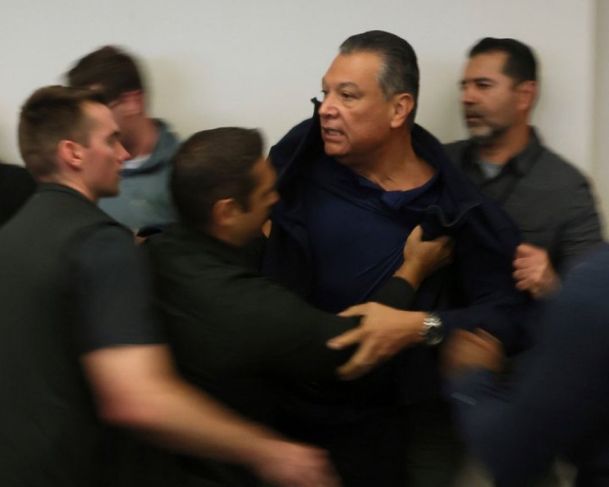 Senador dos EUA é retirado de evento por agentes do FBI.