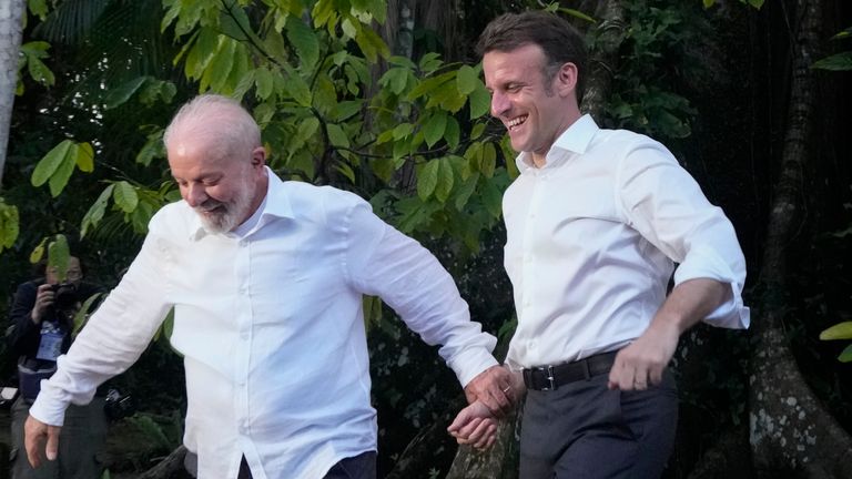 Luiz Inácio Lula da Silva e Emmanuel Macron na Ilha do Combu, no Brasil