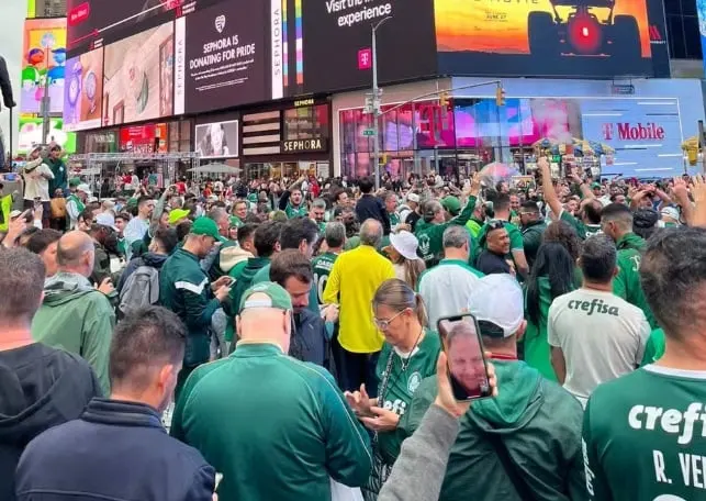 Torcida do Palmeiras toma conta da Times Square antes da estreia no Mundial de Clubes