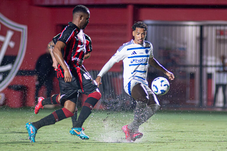 Vitória x Cruzeiro sob fortes chuvas (Foto: Celo Gil/Cruzeiro)