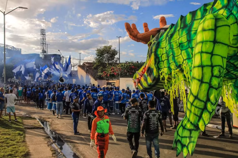 Caprichoso inicia translado das alegorias para 58º Festival de Parintins nesta segunda-feira