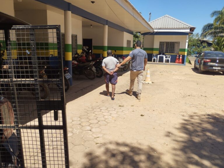 Padrasto é preso suspeito de estuprar e espiar enteada de 12 anos no banho em Lábrea Padrasto é preso suspeito de estuprar e espiar enteada de 12 anos no banho em Lábrea
