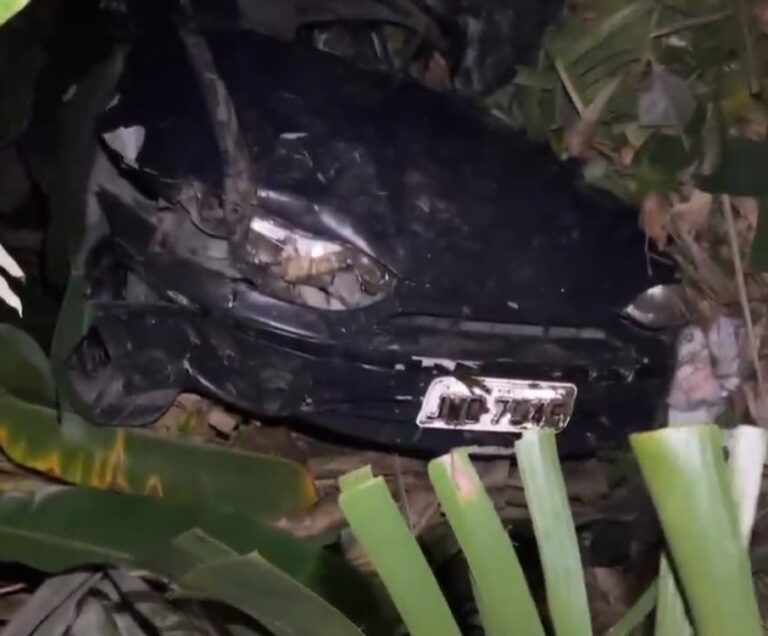 Carro despenca em barranco e deixa 6 pessoas feridas em Manaus