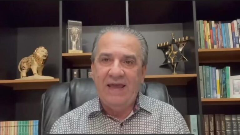 Silas Malafaia diz que Bolsonaro sofre perseguição política e chama Moraes de ‘ditador’ Silas Malafaia diz que Bolsonaro sofre perseguição política e chama Moraes de ‘ditador’